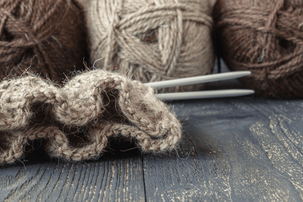Stricknadeln und Wolle